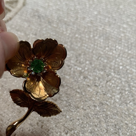 Elegant Gold Flower Brooch with Green Accent - Picture 7 of 8